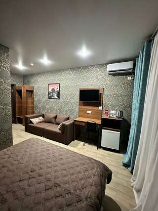 Гостиница Шоколад Новороссийск Номер делюкс с 1 двуспальной кроватью-2