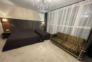 Гостиница Шоколад Новороссийск 3-местный номер делюкс-1