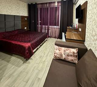 Гостиница Шоколад Новороссийск Номер делюкс с 1 двуспальной кроватью-6